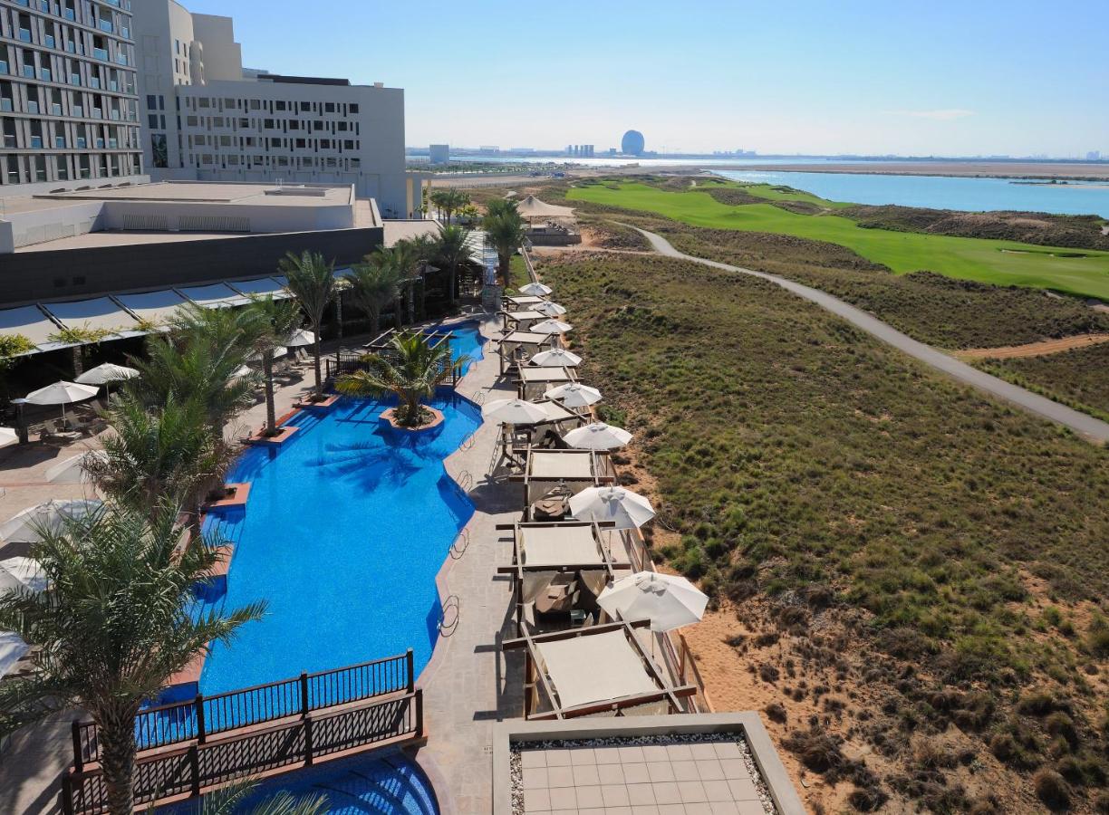 Beach: Radisson Blu Hotel, Abu Dhabi Yas Island
