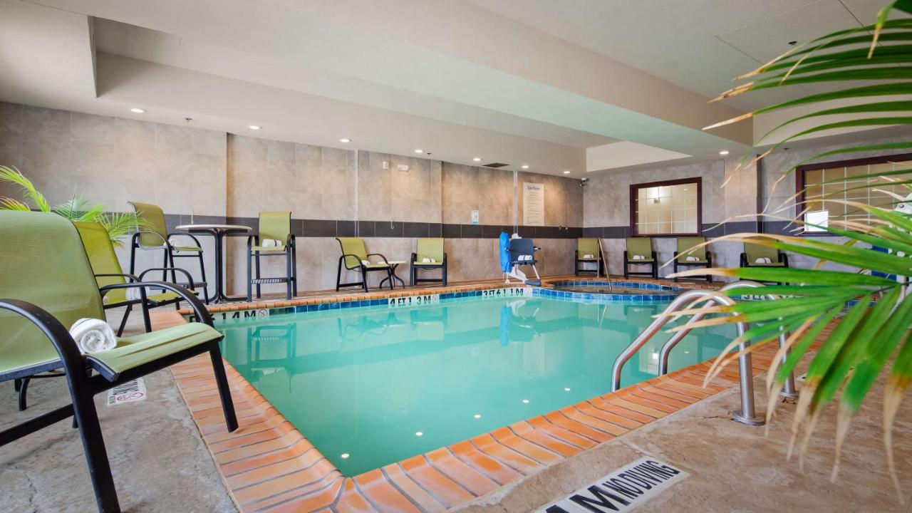 Heated swimming pool: Best Western Plus Pratt