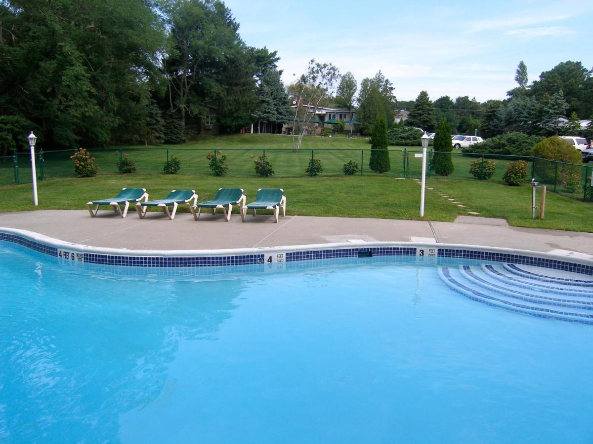 Hamlet Inn - PASSES TO COOPERS BEACH — photo 15