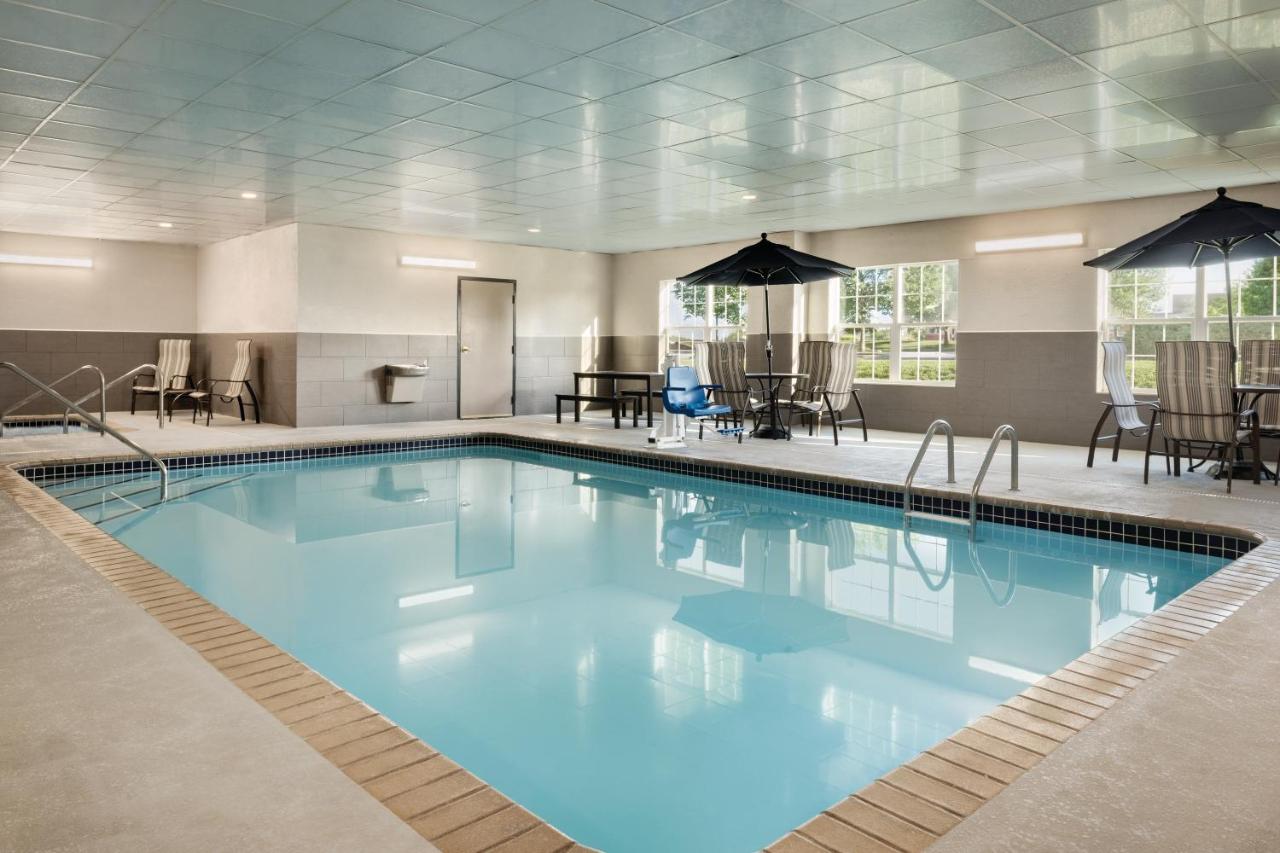 Heated swimming pool: Country Inn & Suites by Radisson, Coralville, IA