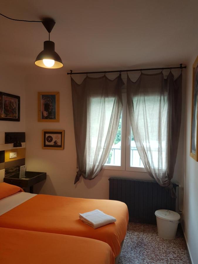 Barri Antic Hostel & Pub photo
