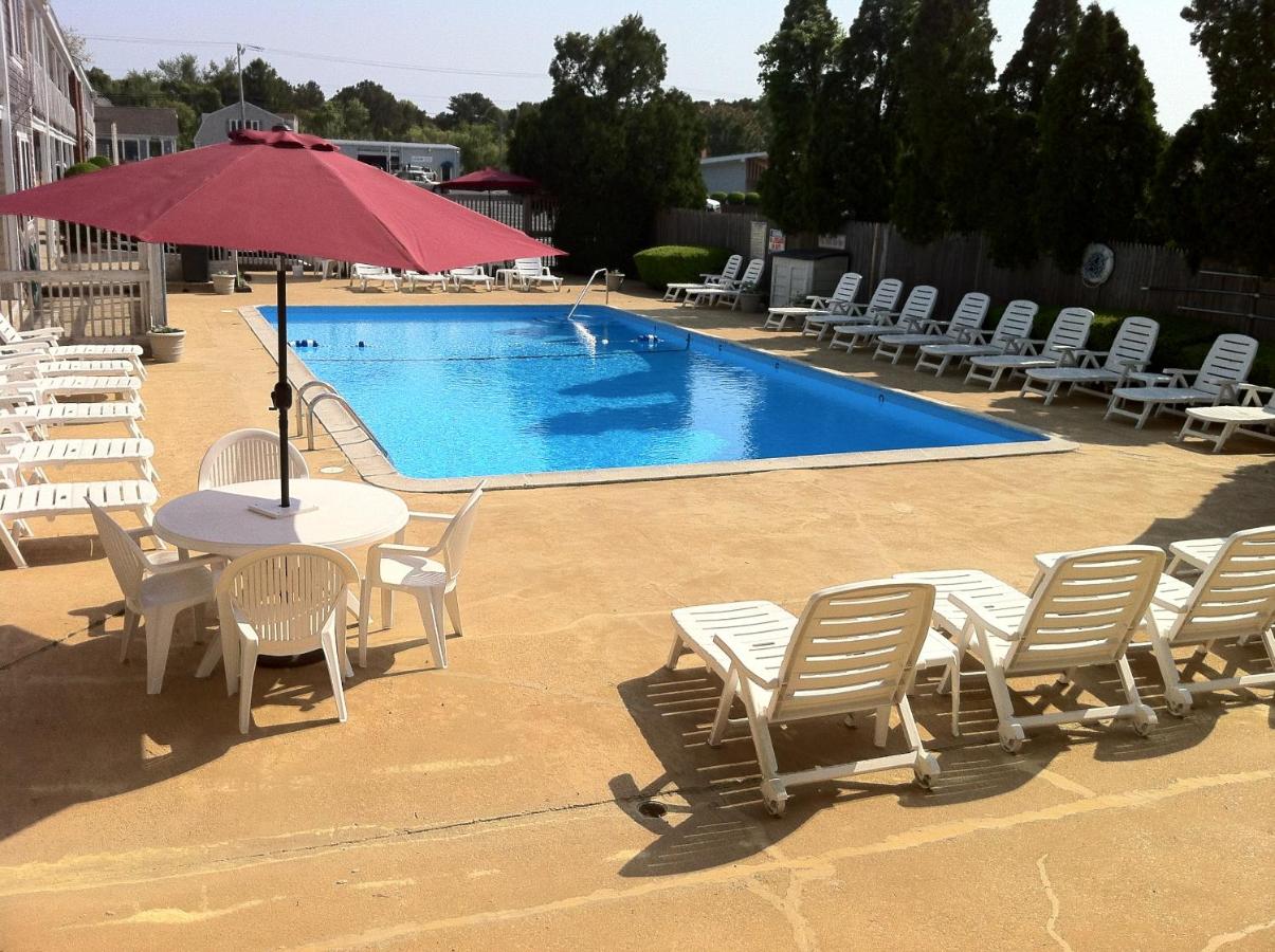 Heated swimming pool: Holiday Hill Inn & Suites