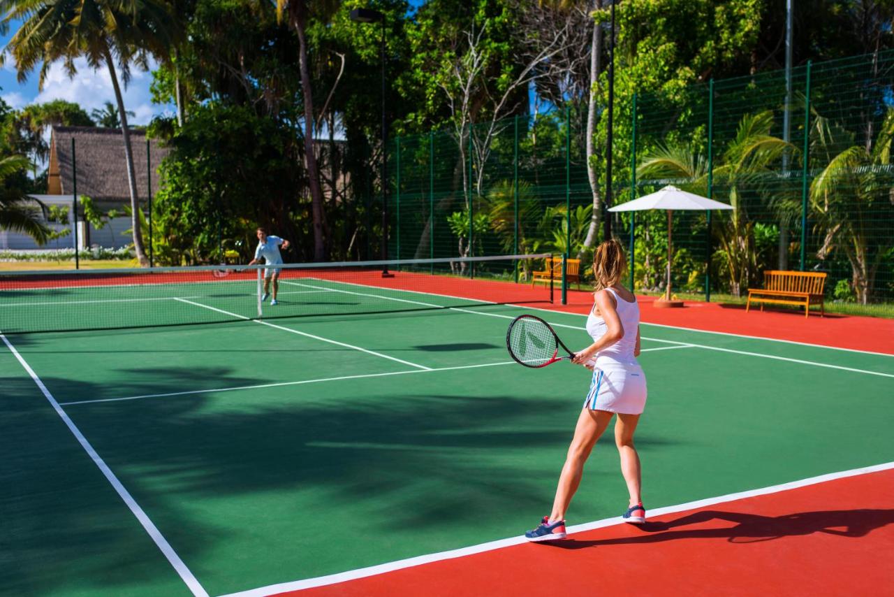 Tennis court: Mercure Maldives Kooddoo All-Inclusive Resort