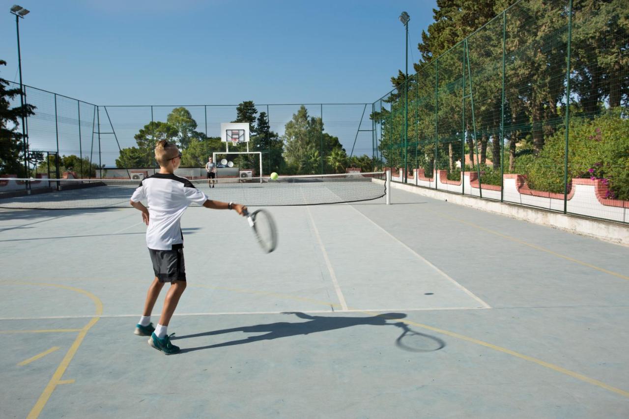 Tennis court: Hotel Kalura