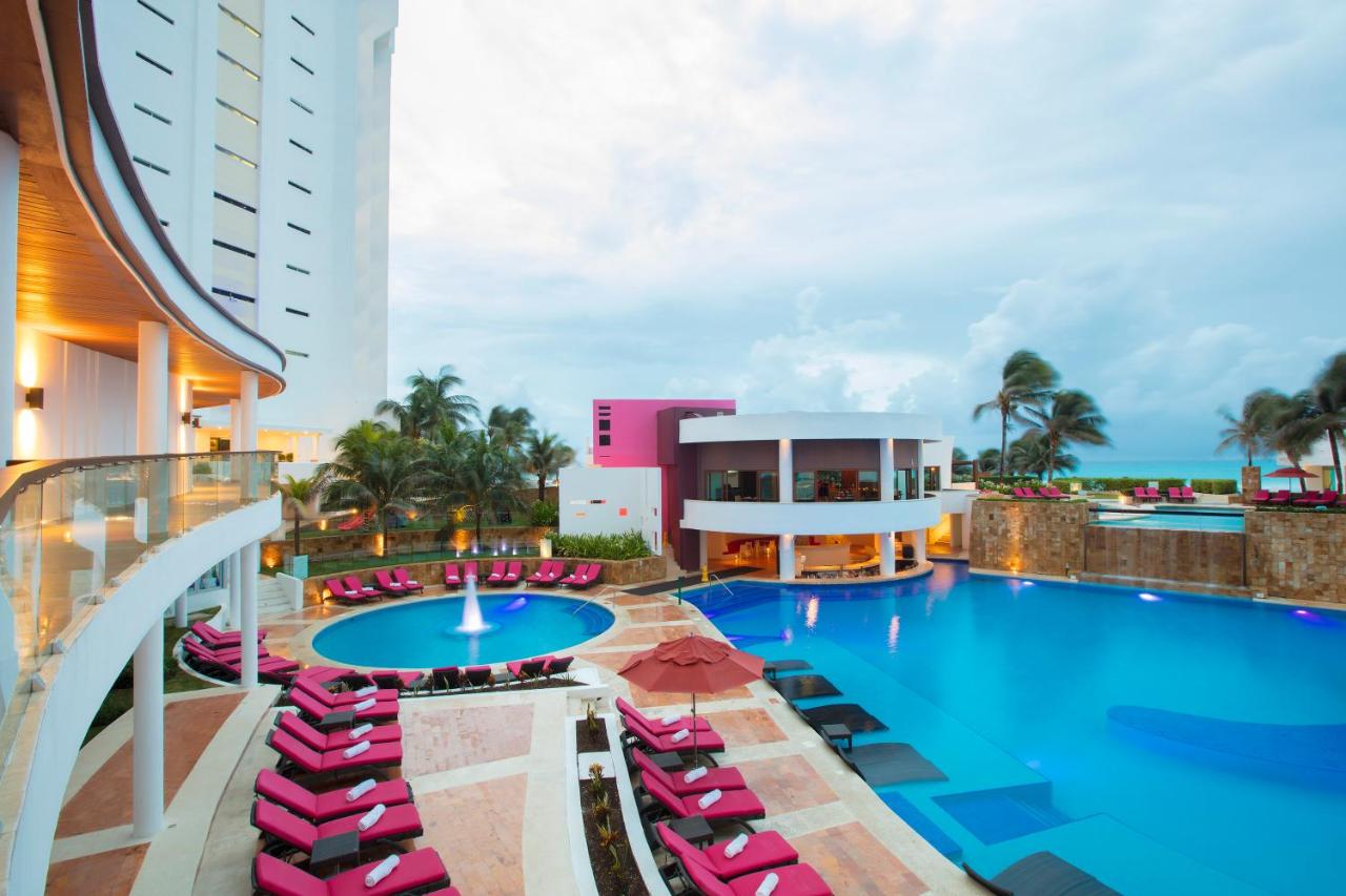 Heated swimming pool: Altitude By Krystal Grand Cancun - All Inclusive