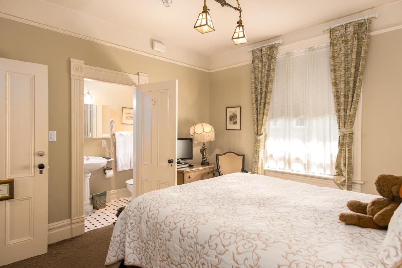 O Canada House Bed & Breakfast photo