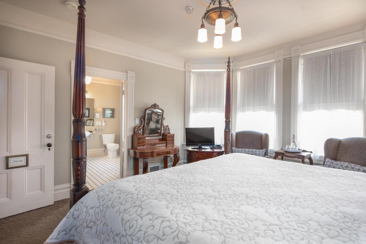 O Canada House Bed & Breakfast photo