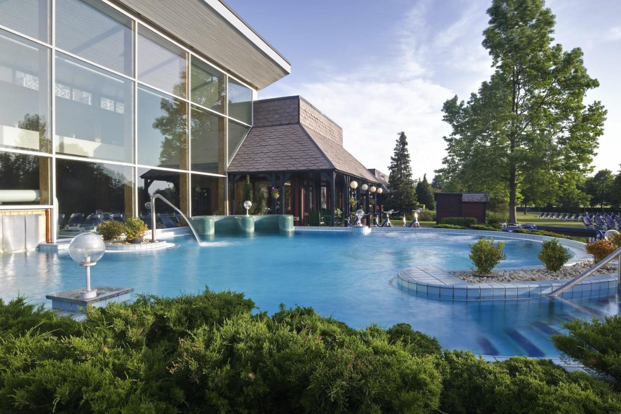 Heated swimming pool: Danubius Hotel Bük