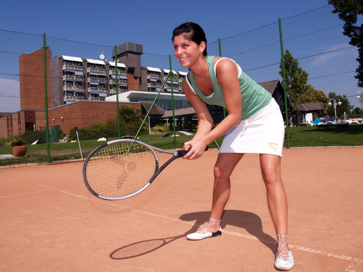 Tennis court: Danubius Hotel Bük