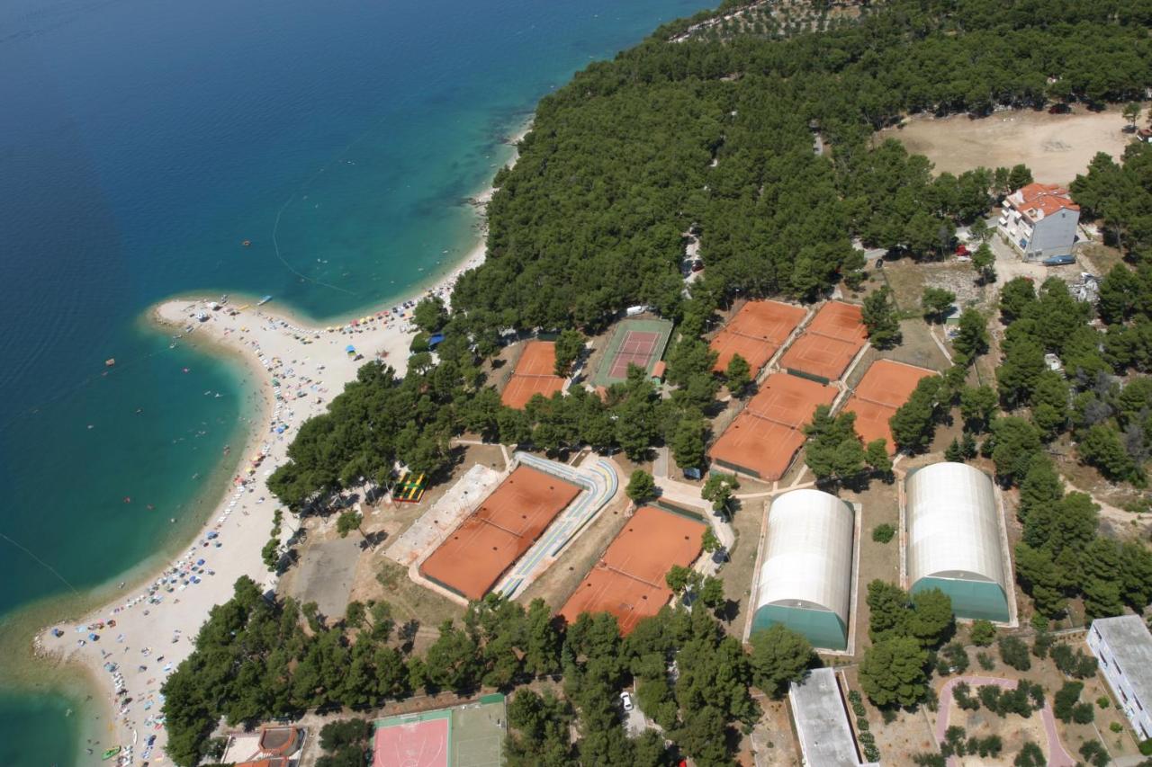 Tennis court: The best location in Makarska, free bikes