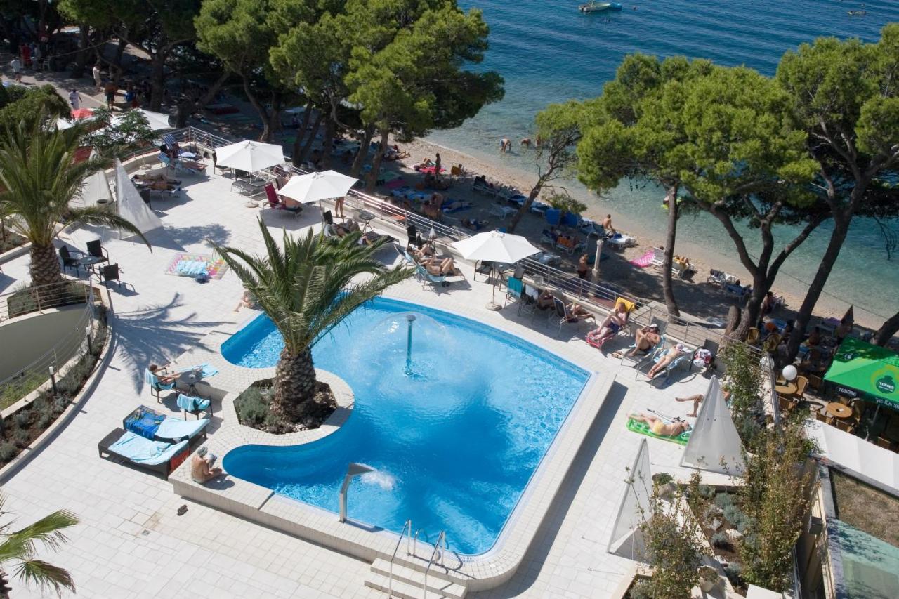 Heated swimming pool: Hotel Park Makarska