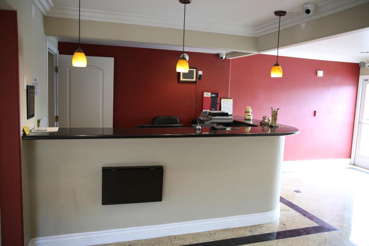 Chateau Inn & Suites — photo 10
