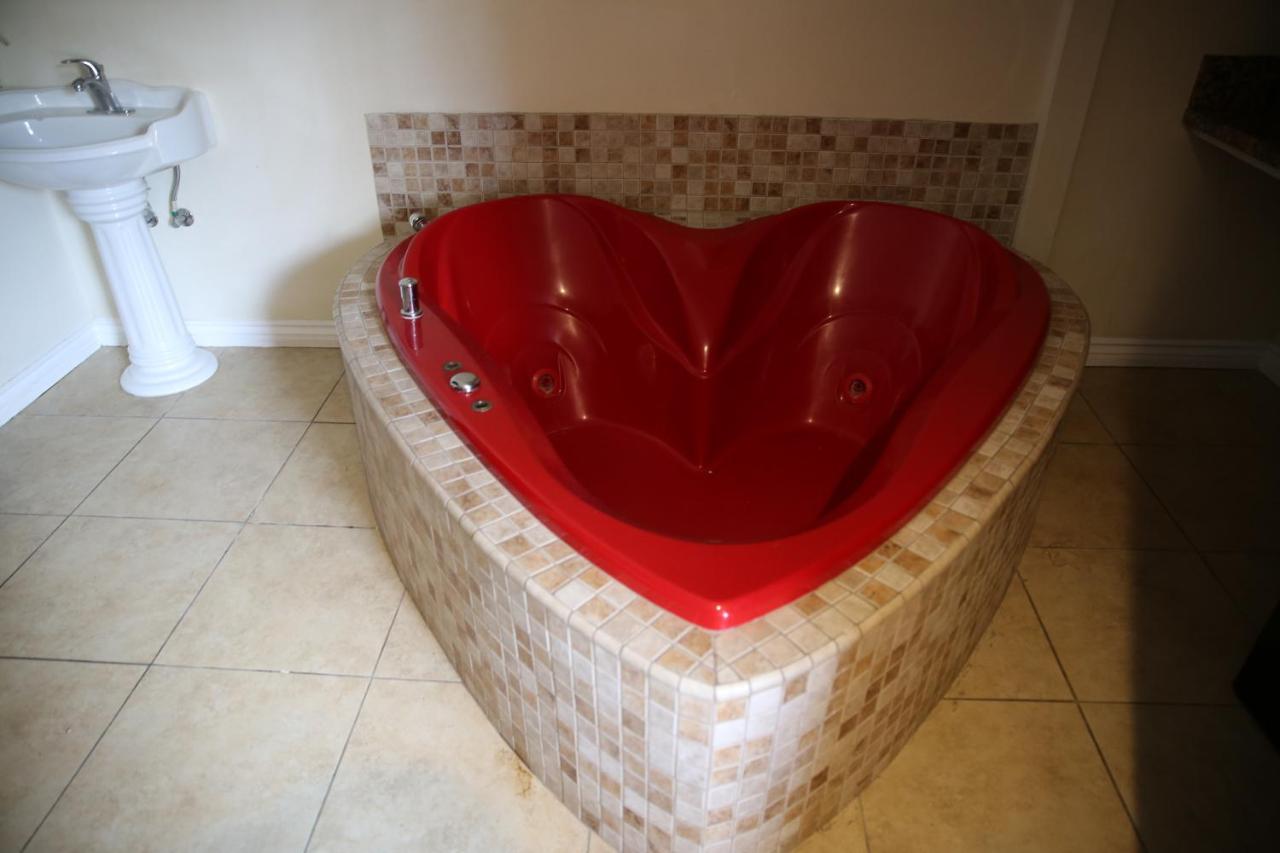 Chateau Inn & Suites — photo 11