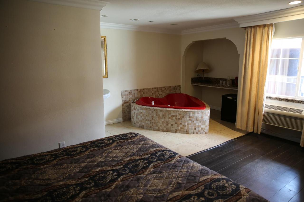 Chateau Inn & Suites — photo 12