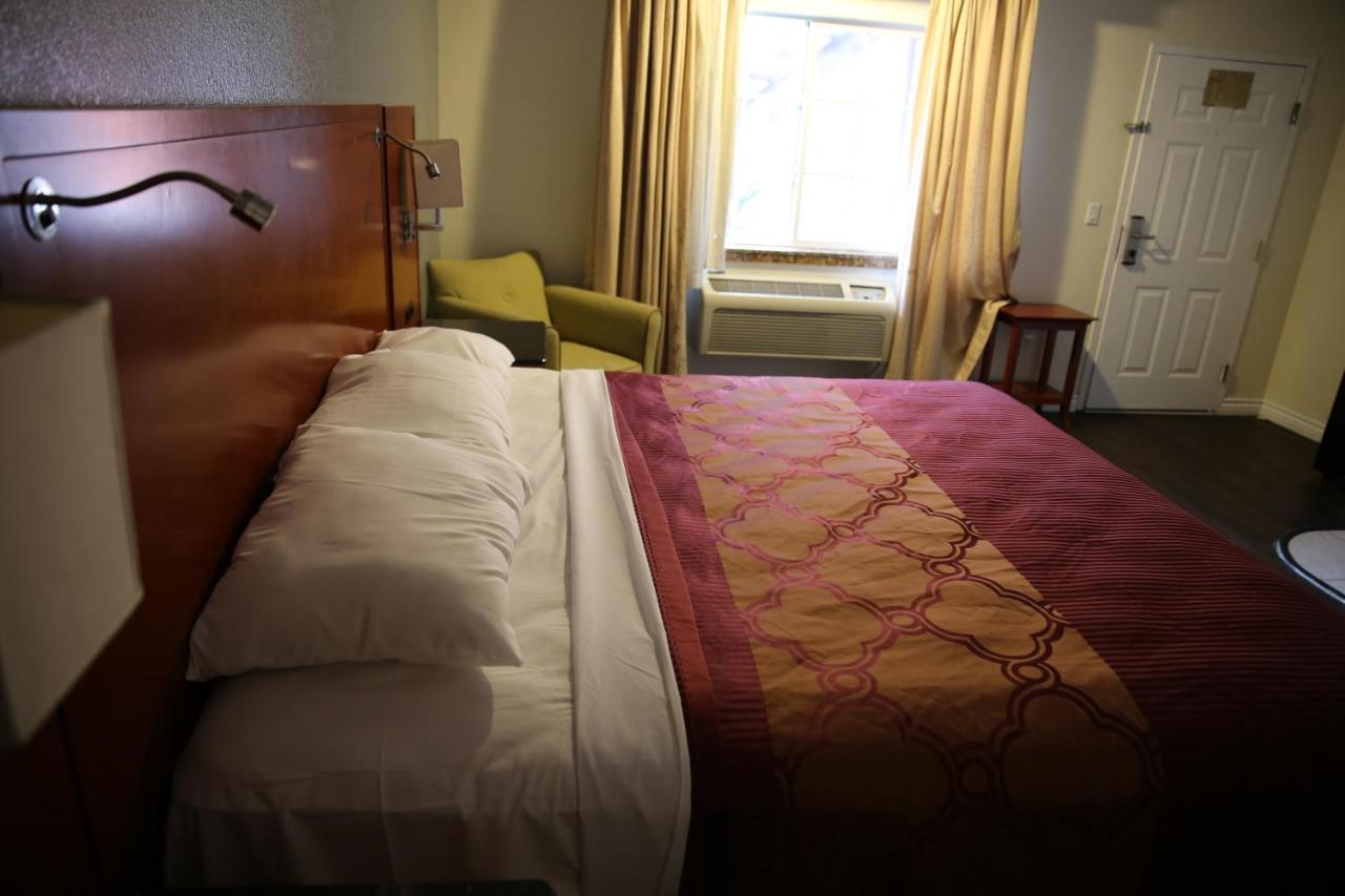 Chateau Inn & Suites — photo 14
