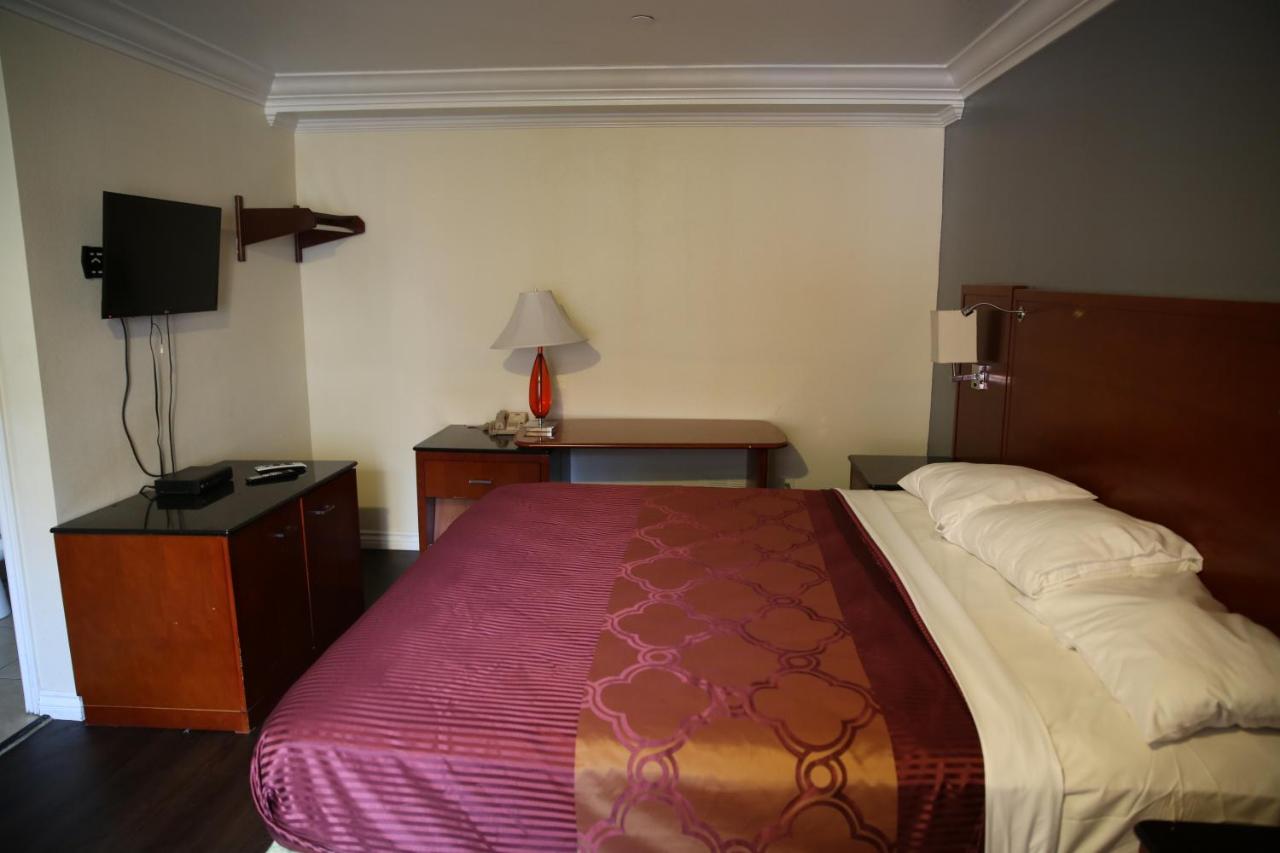 Chateau Inn & Suites — photo 15