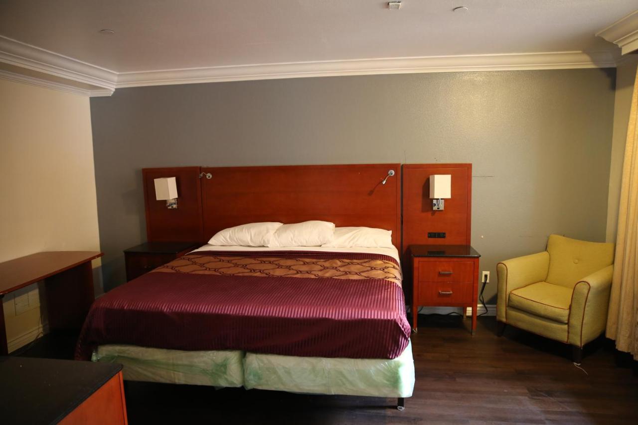 Chateau Inn & Suites — photo 16
