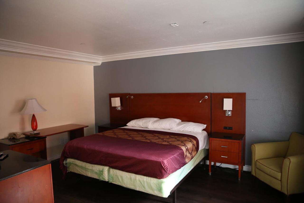 Chateau Inn & Suites — photo 17