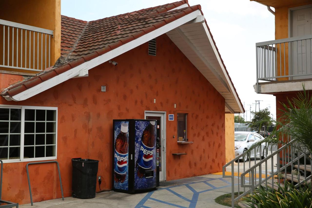 Chateau Inn & Suites — photo 18