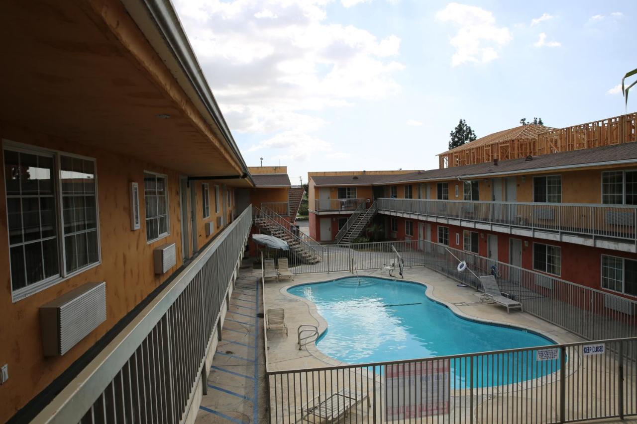 Chateau Inn & Suites — photo 23