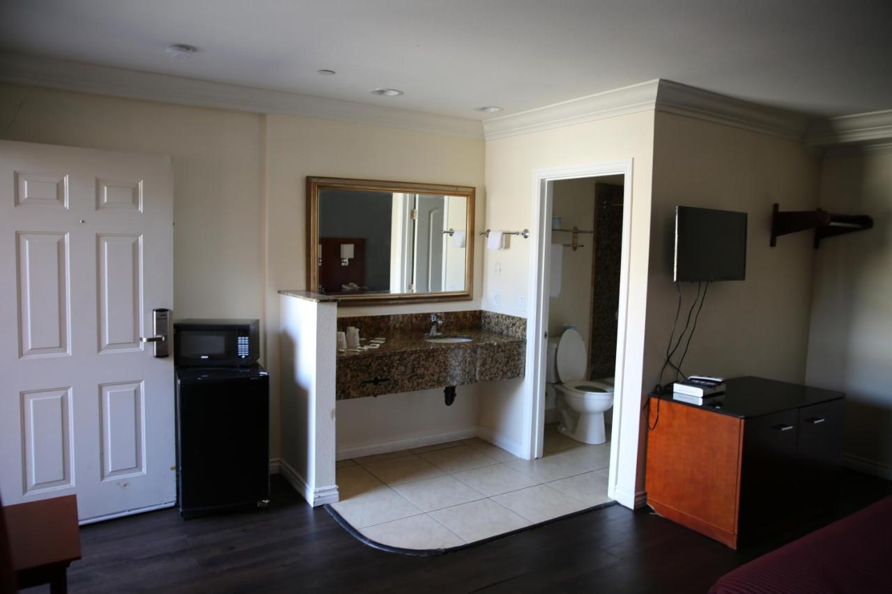 Chateau Inn & Suites — photo 3