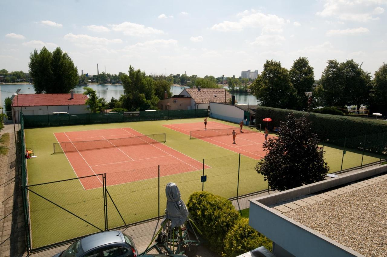 Tennis court: Hotel Senec Aqua Resort
