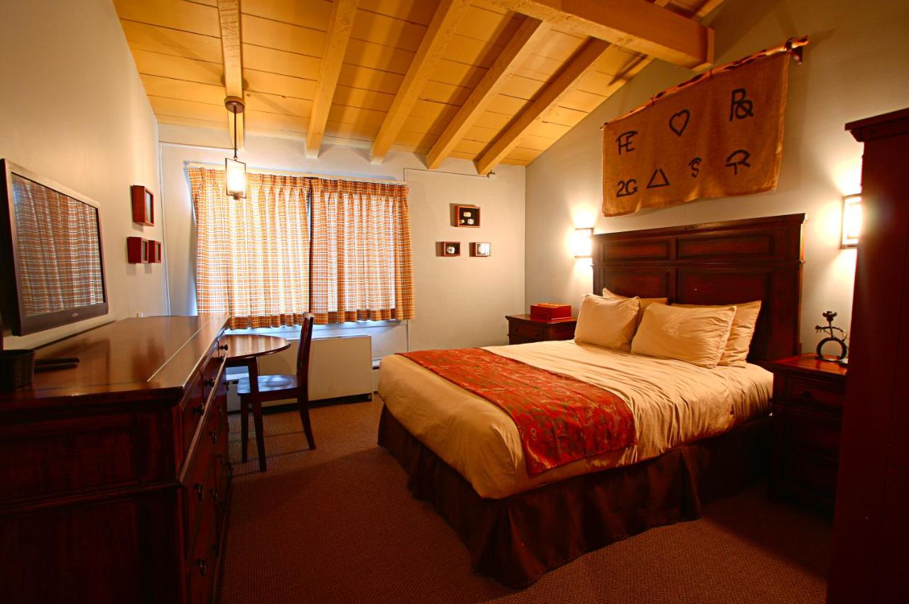 Dude Rancher Lodge — photo 9