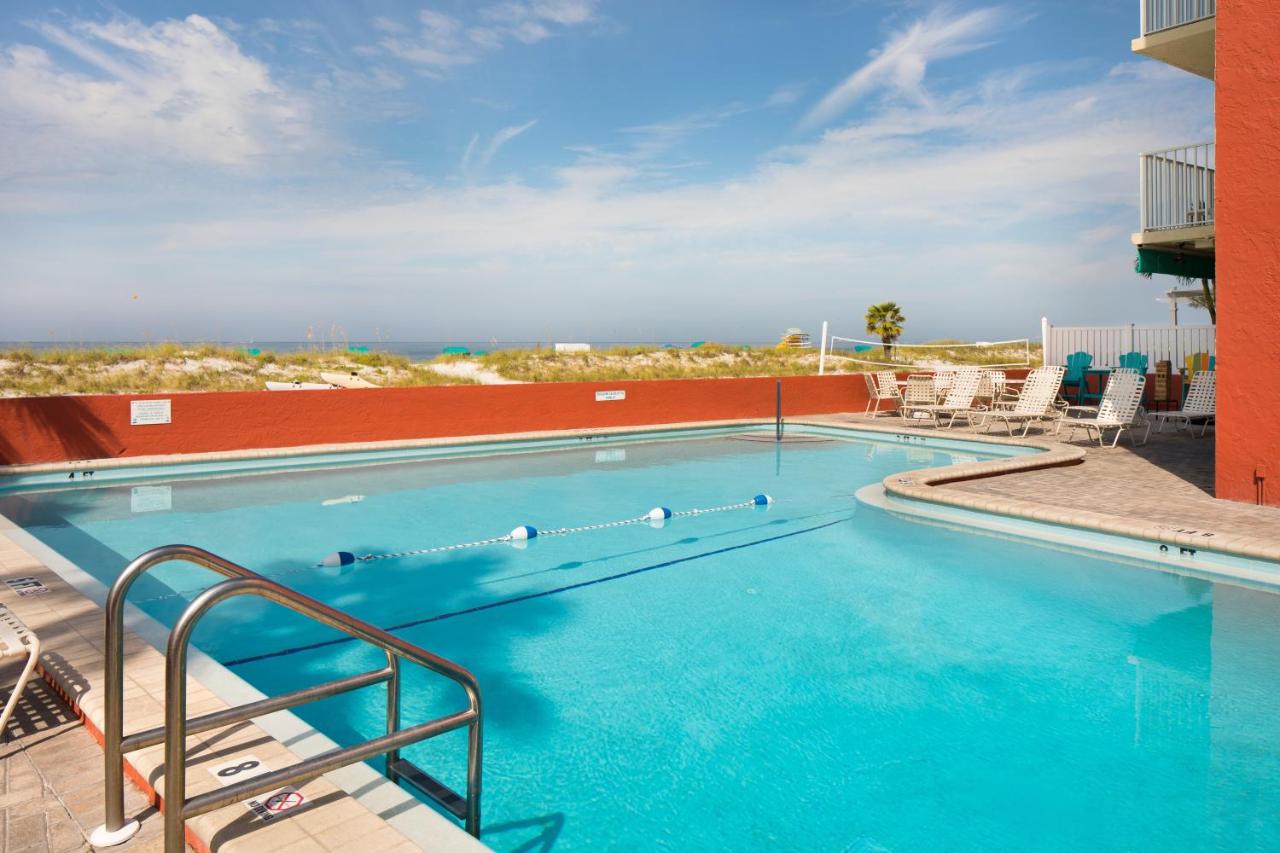 Heated swimming pool: Island Inn Beach Resort