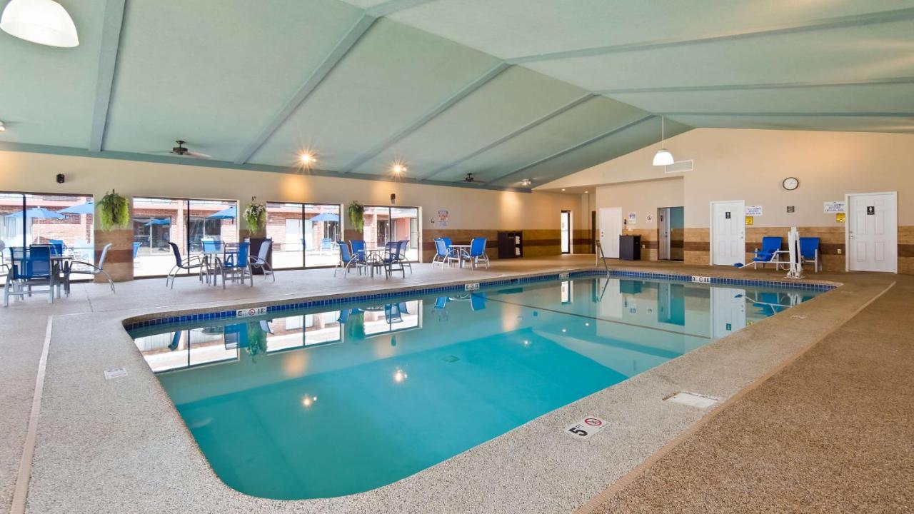 Heated swimming pool: Best Western Plus Keene Hotel