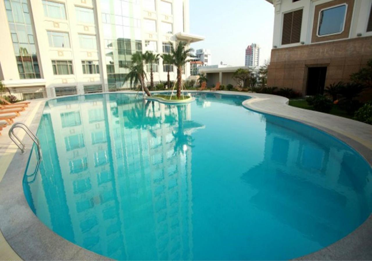 Rooftop swimming pool: Panyu Hotel