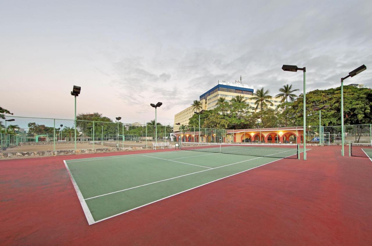 Tennis court: Dominican Fiesta Hotel & Casino