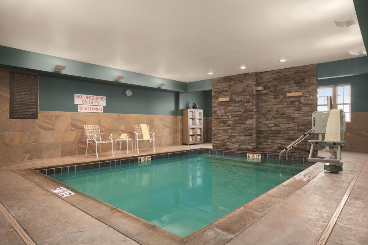 Heated swimming pool: Hyatt House Minot- North Dakota