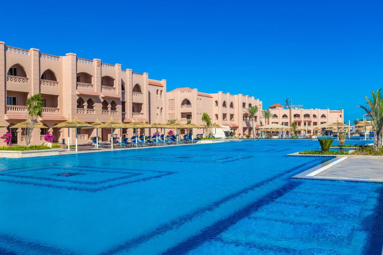 Heated swimming pool: Aqua Vista Resort - By Pickalbatros