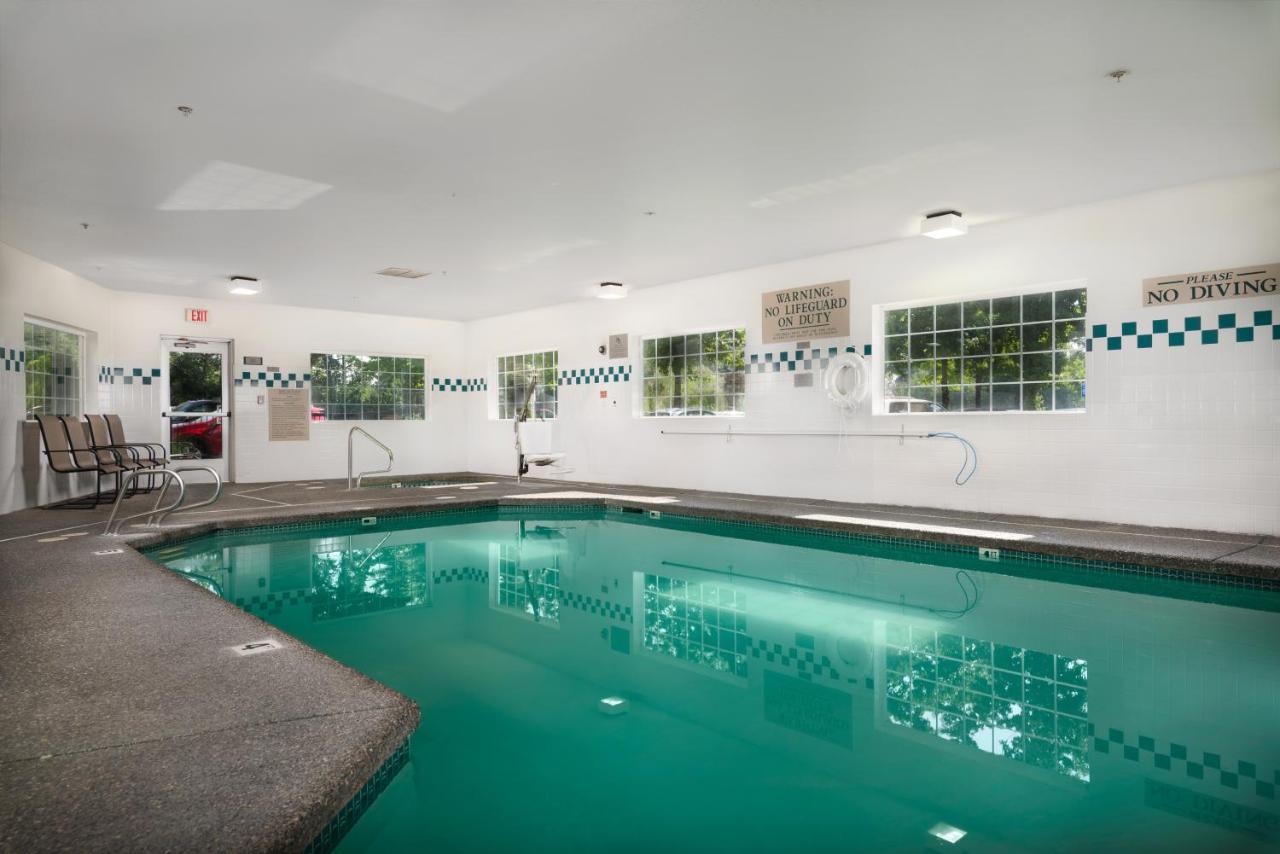Heated swimming pool: Country Inn & Suites by Radisson, Portland International Airport, OR
