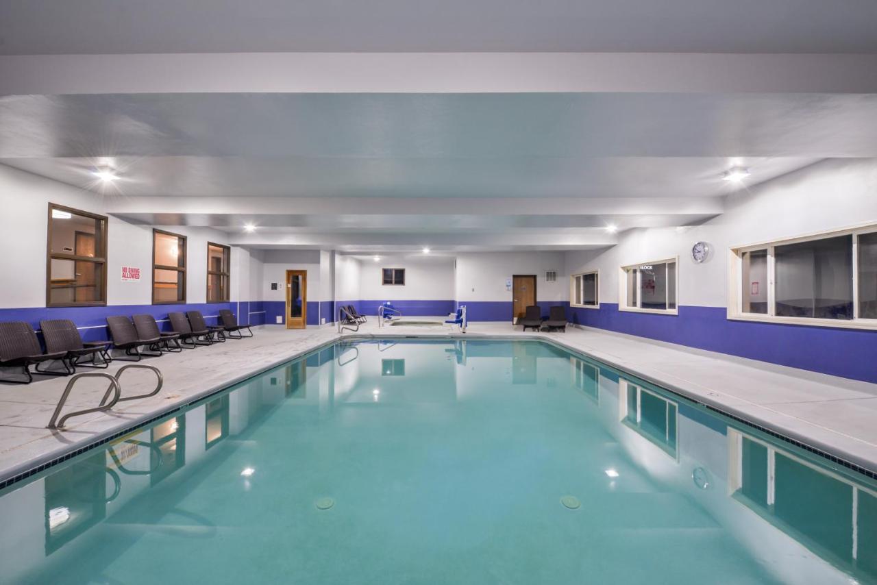 Heated swimming pool: Best Western Newberg Inn