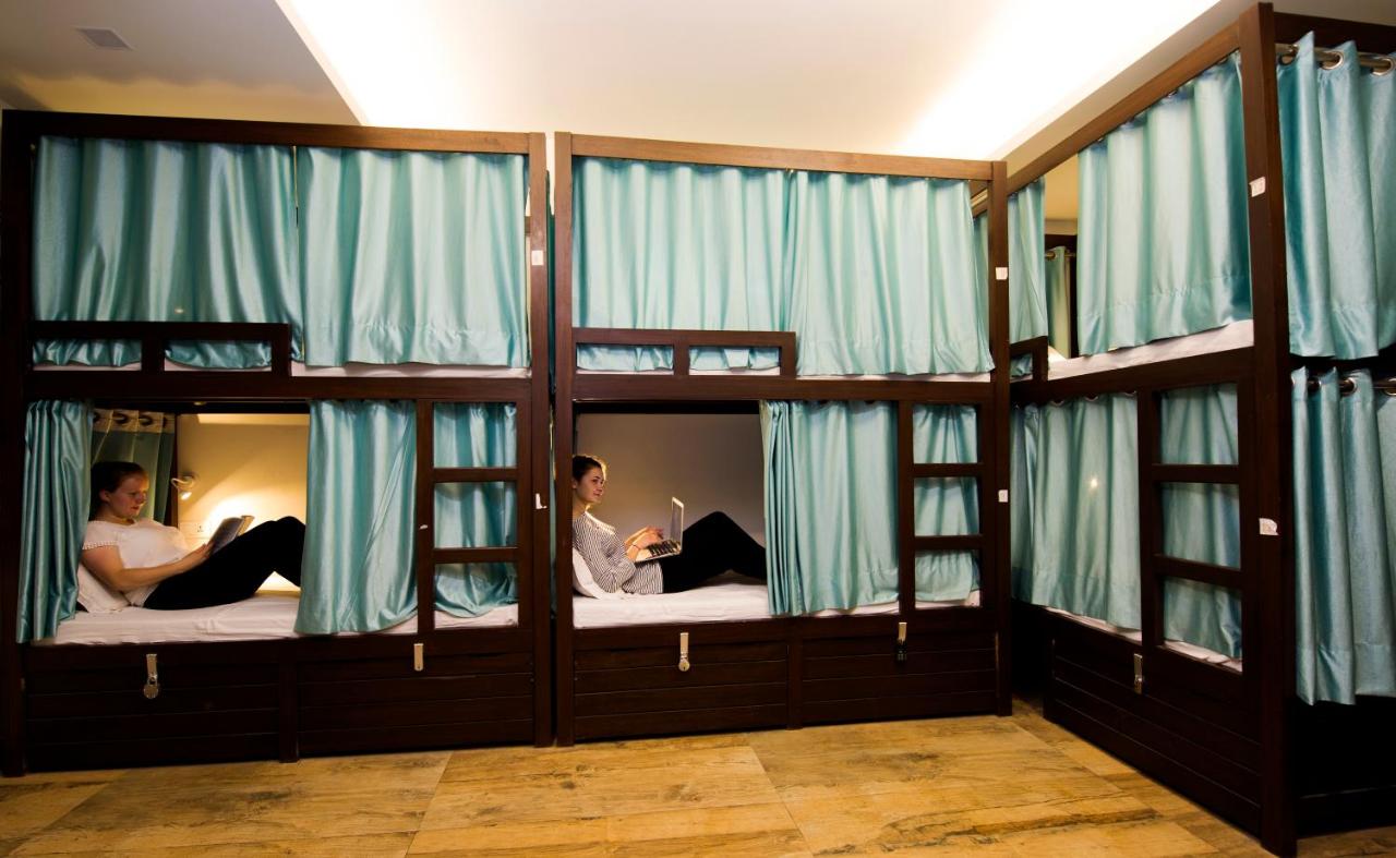 Đặt khách sạn Ấn Độ an toàn với các dorm đầy đủ rèm giường