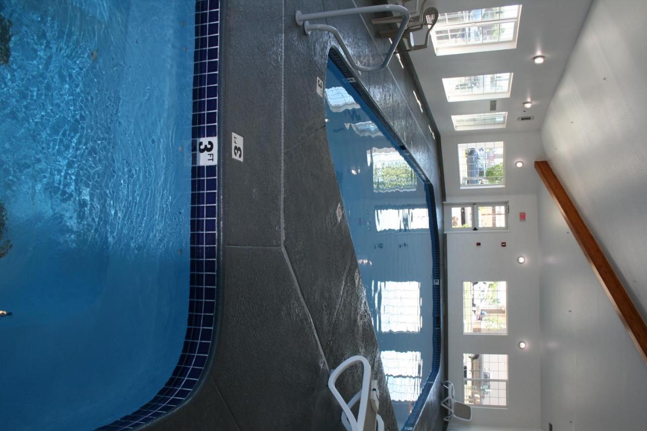 Heated swimming pool: Country Inn & Suites by Radisson, Prineville, OR