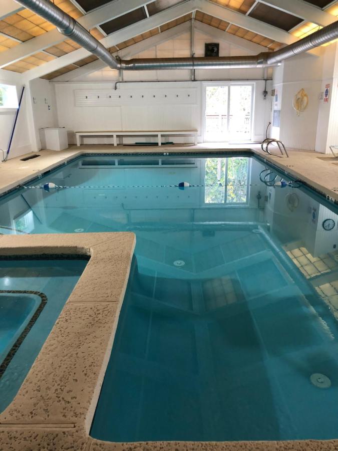 Heated swimming pool: Seacastles Resort