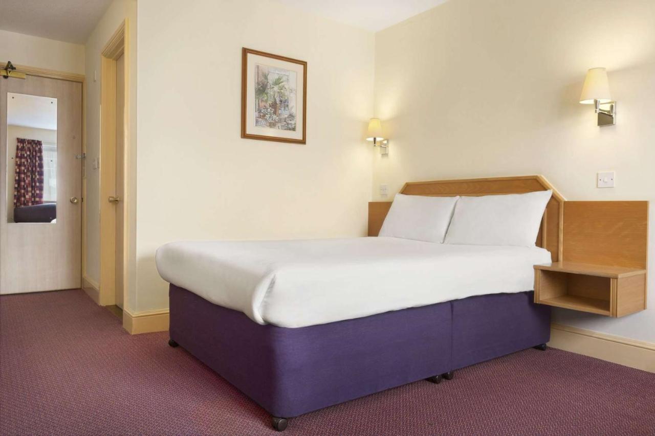 Days Inn by Wyndham Sevenoaks Clacket Lane photo