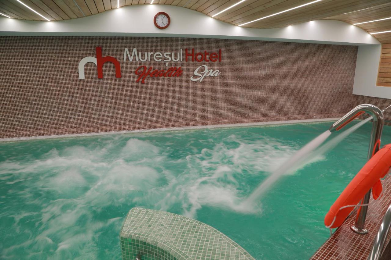 Heated swimming pool: Hotel Muresul Health Spa