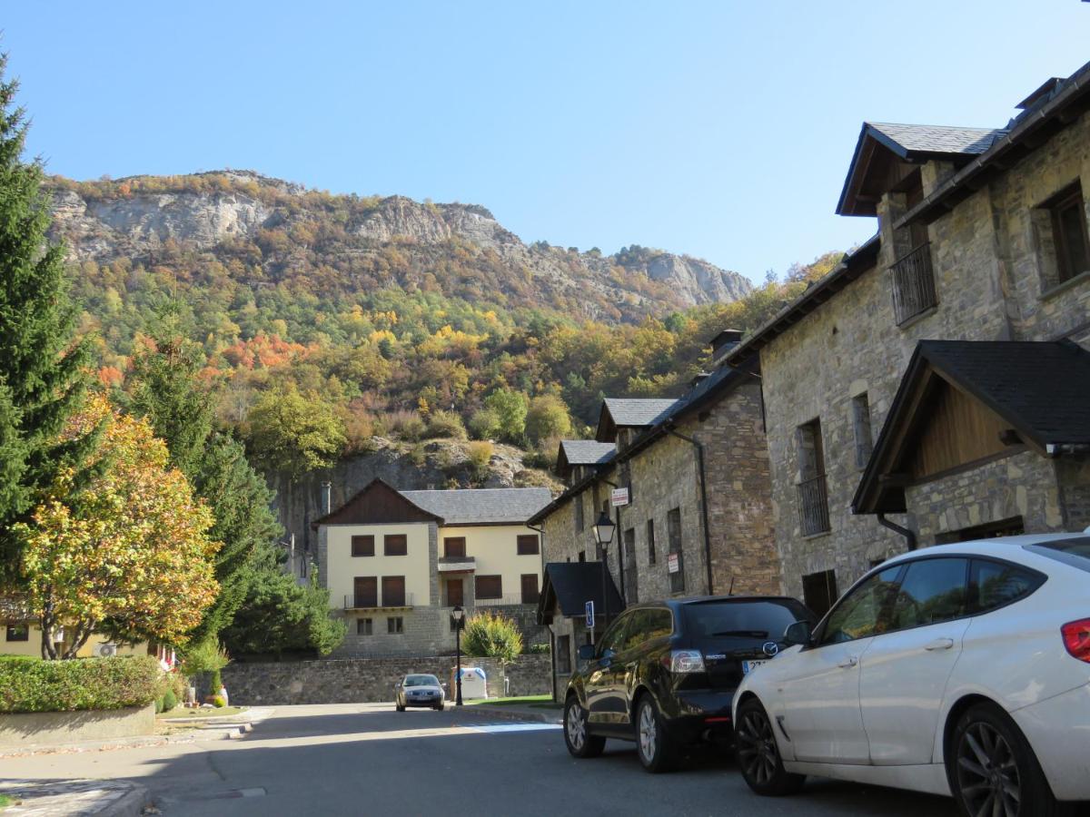 Los Ibones - Escarrilla Ski Lodge, Escarrilla – Precios ...