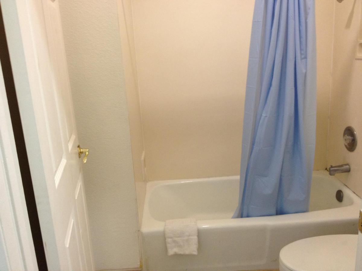 Oak Tree Inn — photo 18