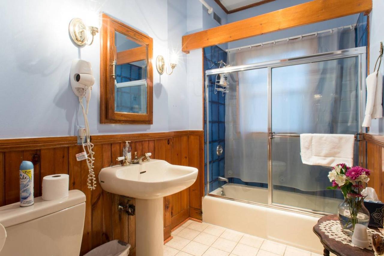 The Coolidge Corner Guest House: A Brookline Bed and Breakfast — photo 13