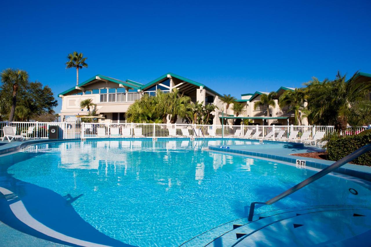 Heated swimming pool: Best Western Plus Yacht Harbor Inn