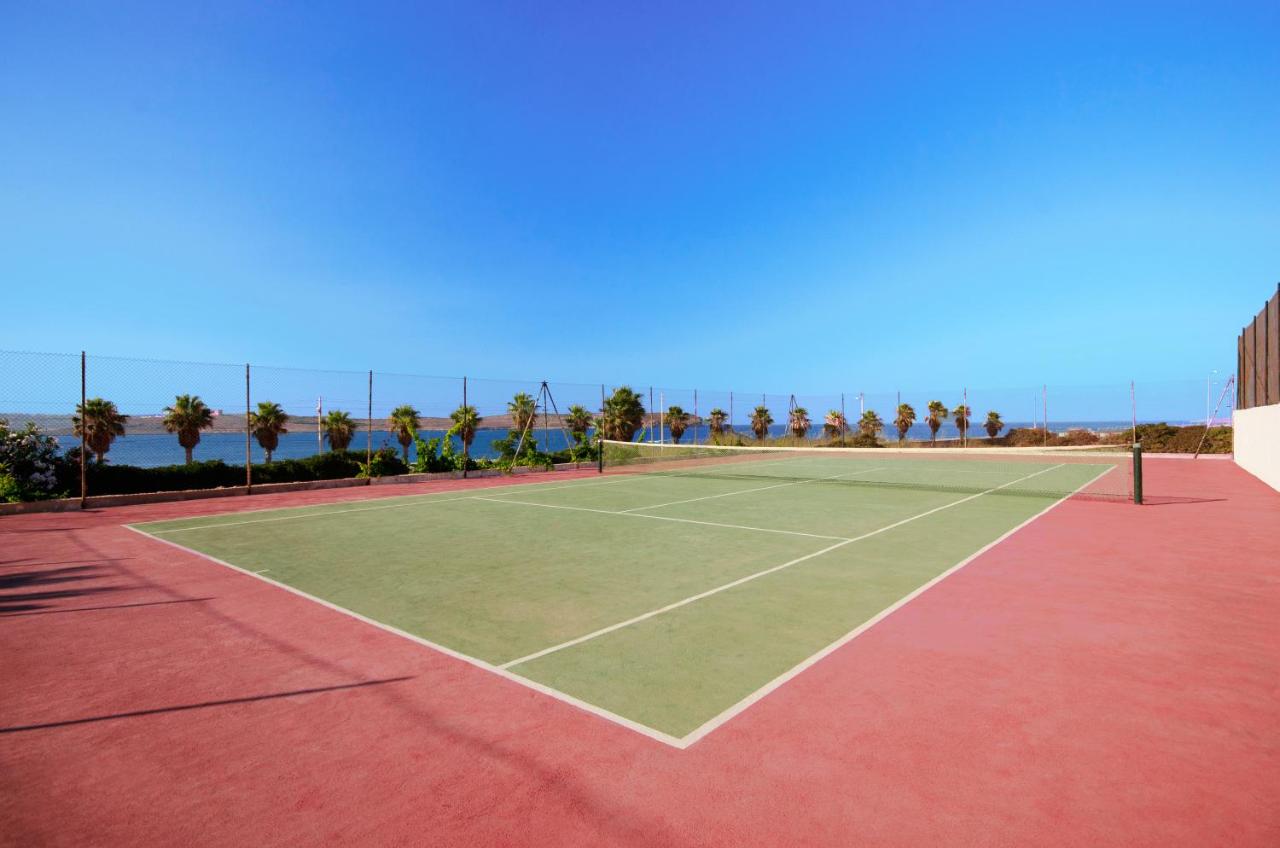 Tennis court: Paradise Bay Resort