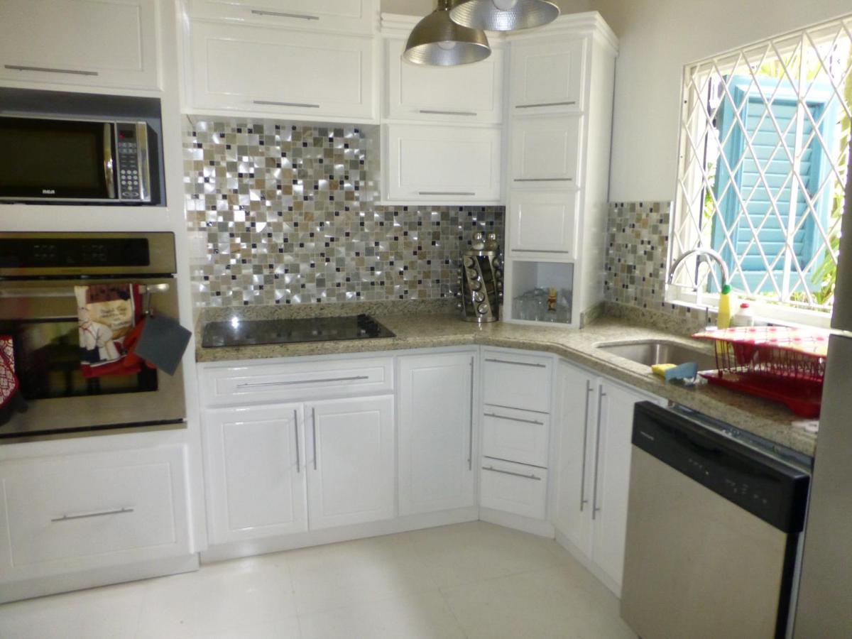Rockley Golf Club, 2 bed 2 bath Pool, Tennis, Golf, Bar & Restaurant! photo