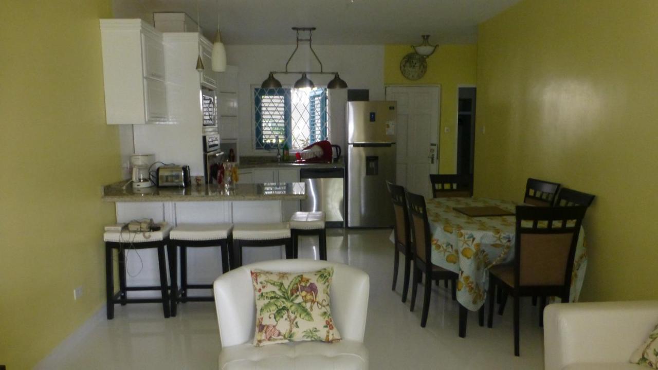 Rockley Golf Club, 2 bed 2 bath Pool, Tennis, Golf, Bar & Restaurant! photo