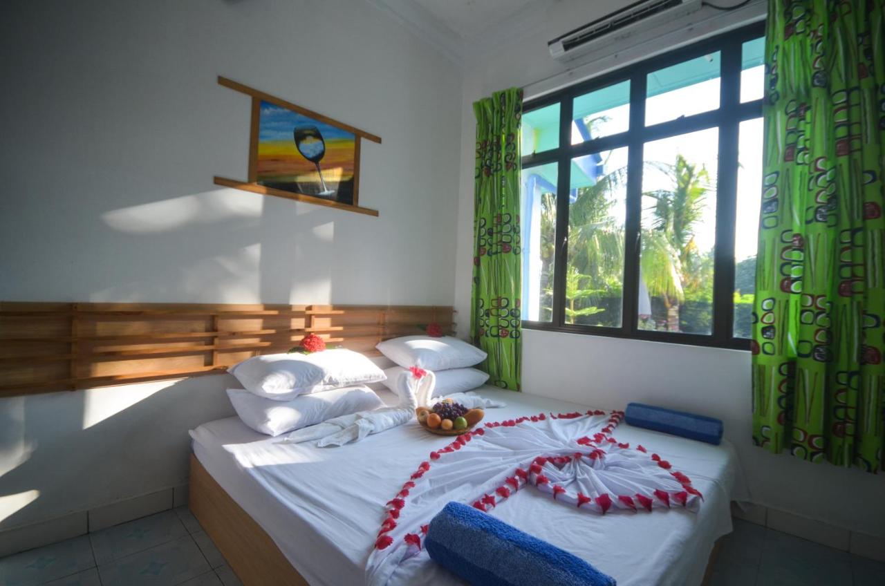 Blue Water Thoddoo Inn - 2