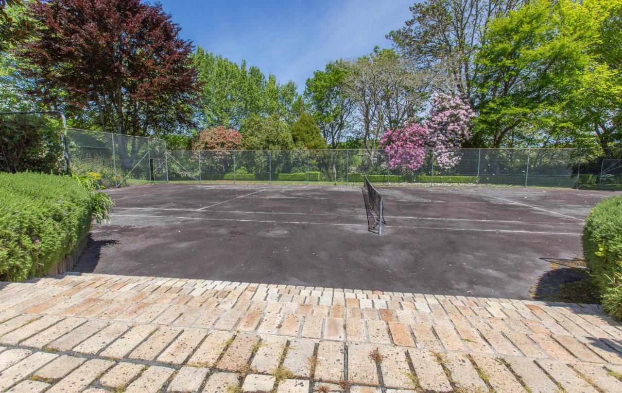 Tennis court: Omaka Lodge