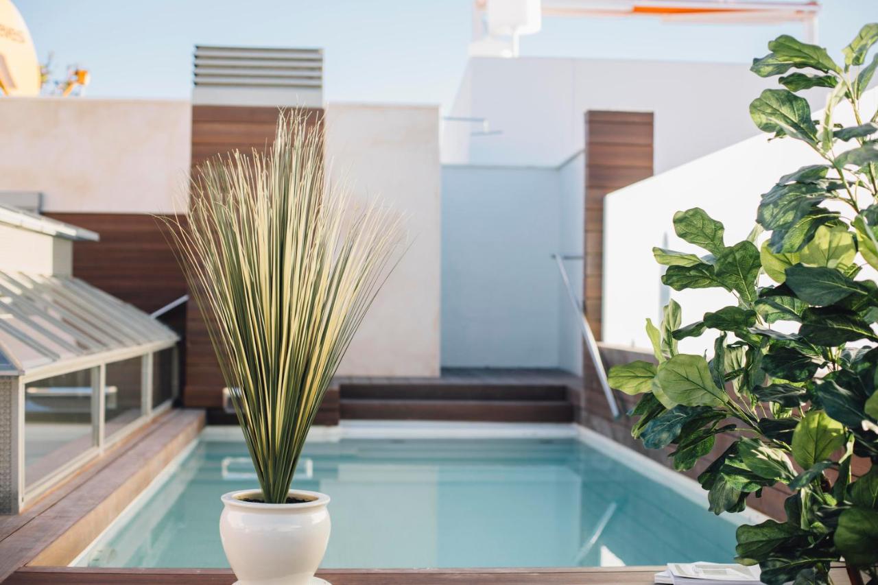 Rooftop swimming pool: One&Lux Byron Suites